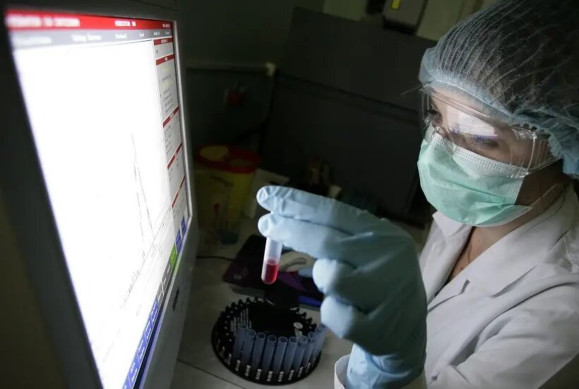  Группа крови показывает, какие особые вещества находятся на красных клетках крови и какие защитные белки вырабатываются организмом против чужих клеток   © РИА Новости. Сергей Венявский