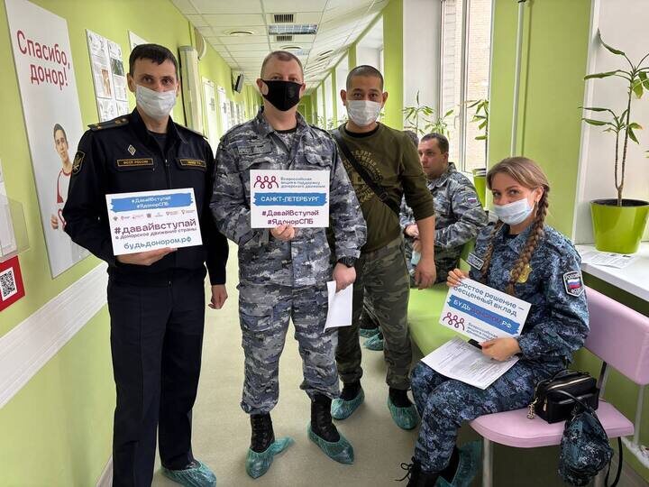     Сотрудники спецслужб регулярно принимают участие в донорских акциях. Фото предоставлено Администрацией Санкт-Петербурга