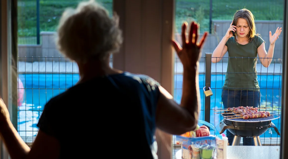 «Больше я не прислуга»: дерзкий поступок пенсионерки, который оставил невестку без бассейна и шашлыков