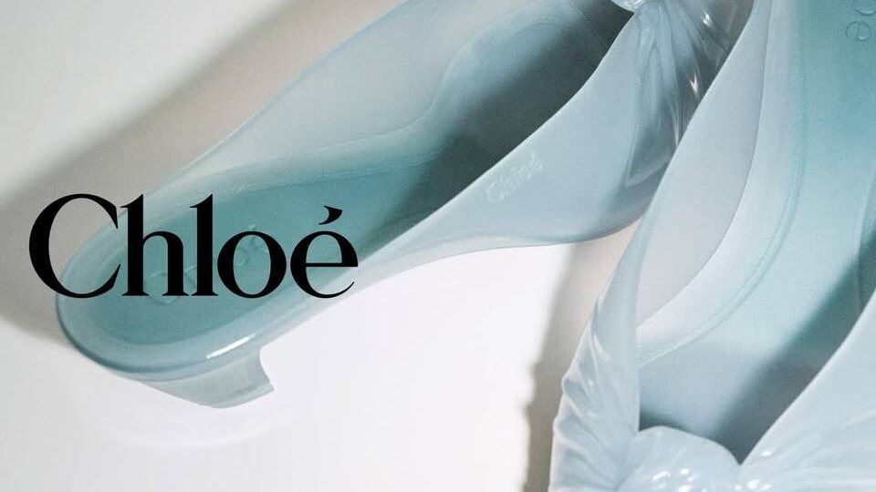 Chloe выпустили новую версию желейных туфелек: теперь это ретро-мюли на небольшом каблуке