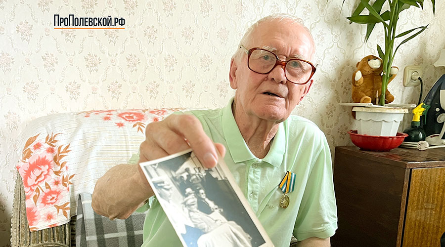 Годы службы Алексей Александрович в свои 90 лет помнит прекрасно. Многие воспоминания хранят снимки семейного архива