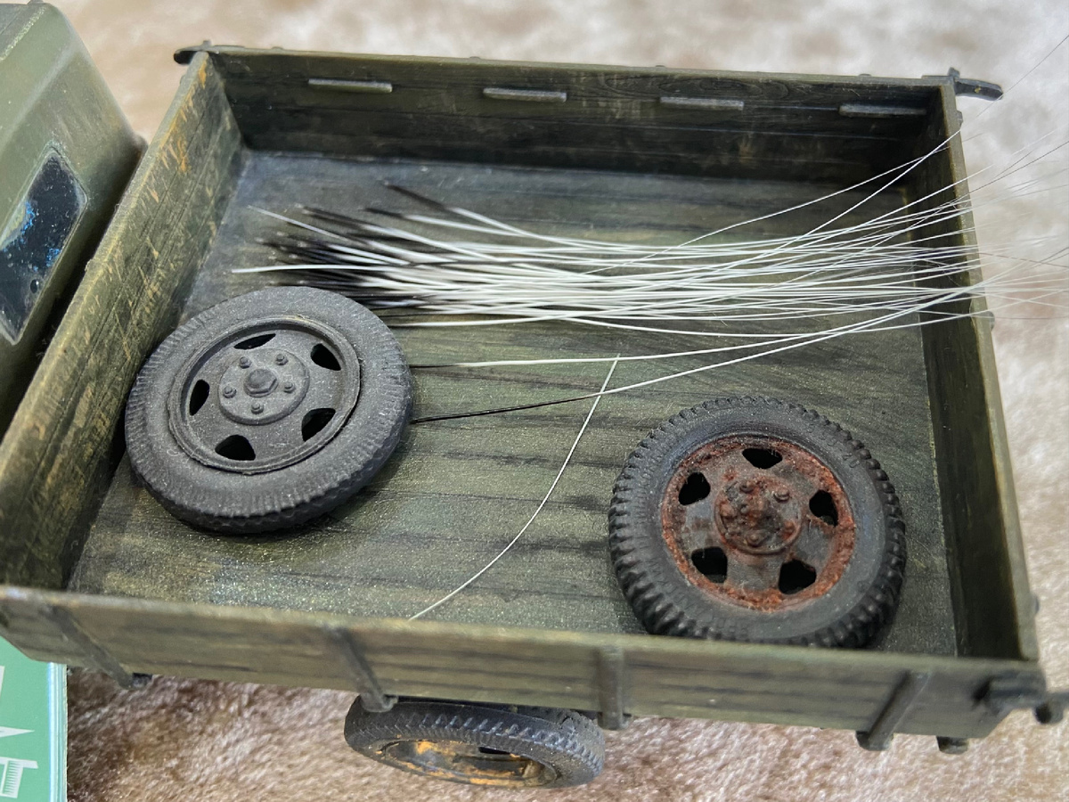 Коллекция кошачьих усов. Натуральный продукт. Масштаб - 1:1. Стендовая модель советского малотоннажного грузовика ГАЗ-АА «Полуторка». Масштаб: 1/35. Производитель: «Звезда». Фото из личного архива автора, © 2026 год