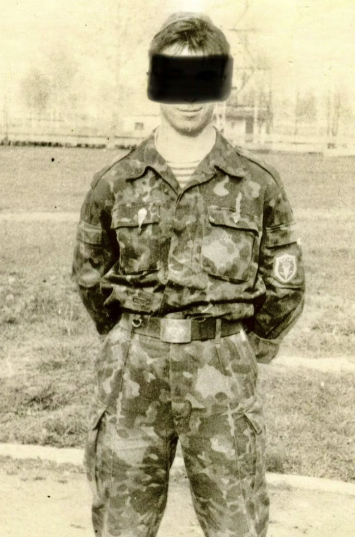 Русский дядя датского солдата. https://nyheder.tv2.dk/2024-09-03-23-aarig-fyret-af-forsvaret-paa-grund-af-familierelation