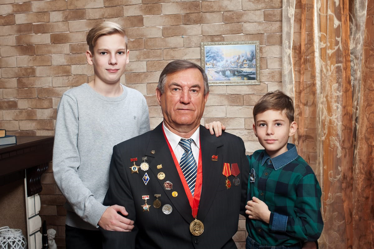 Алексадр Хмелев с внуками