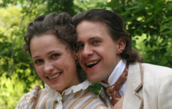 Кольцо для Ковальчук и свадьба в 40 лет: как звезда детективов Сергей Перегудов ушёл от «Татьяниной ночи» к непубличной жене