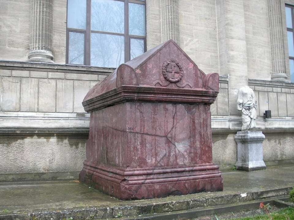 Это НЕ та самая комната. Это императорский саркофаг из порфира — просто чтобы вы понимали, как выглядел тот пурпурный камень (Источник: Gryffindor, Wikimedia Commons)