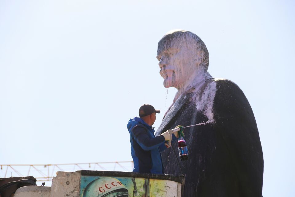    Чистка памятника Ленину в Барнауле. Источник: Виталий Барабаш