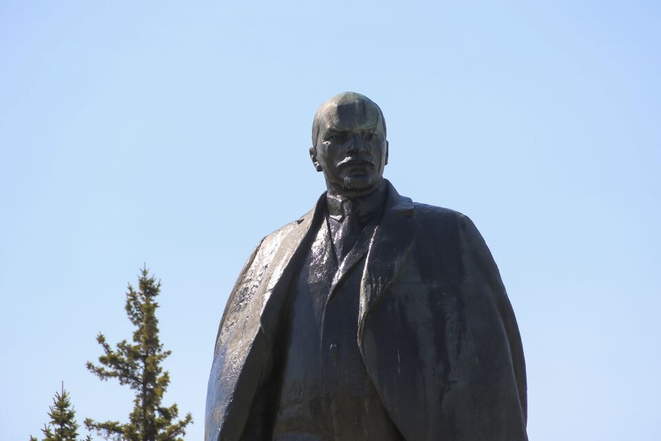    Чистка памятника Ленину в Барнауле. Источник: Виталий Барабаш