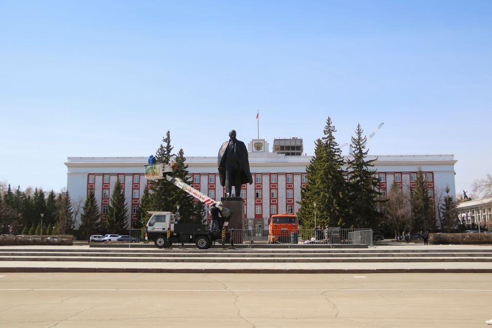    Чистка памятника Ленину в Барнауле. Источник: Виталий Барабаш