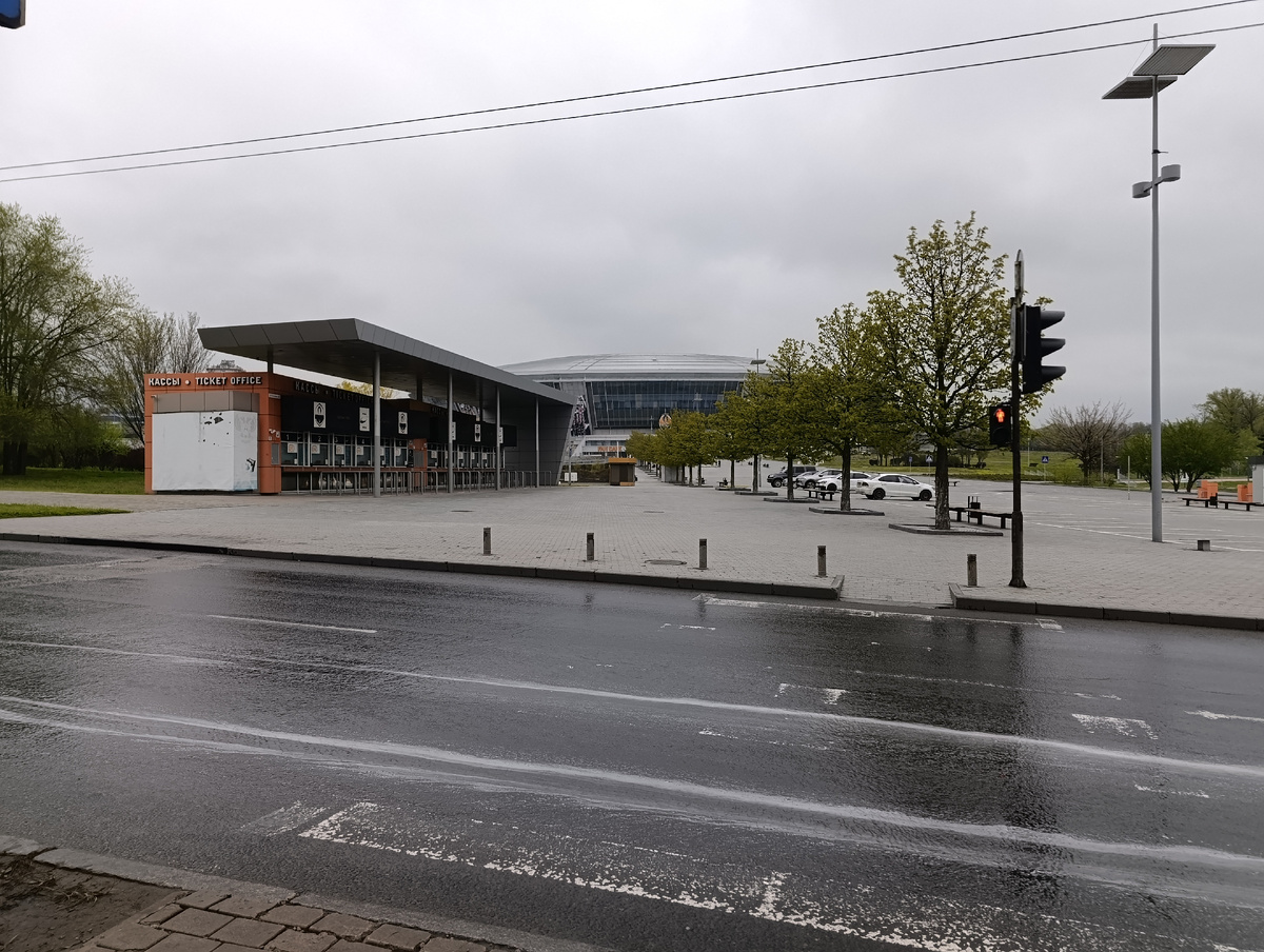 Вид на футбольный стадион "Донбасс Арена" с проспекта Мира: билетные кассы и парковка.