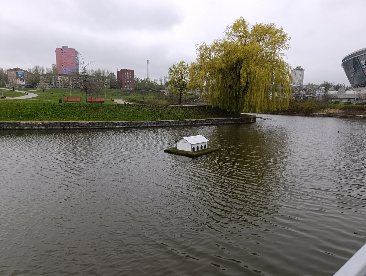 Плавающий остров с домиком для уточек на пруду возле "Донбасс Арены".