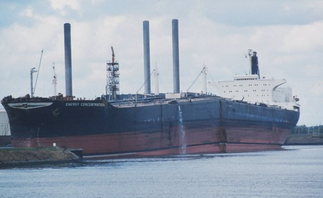 Это его волной сложило?