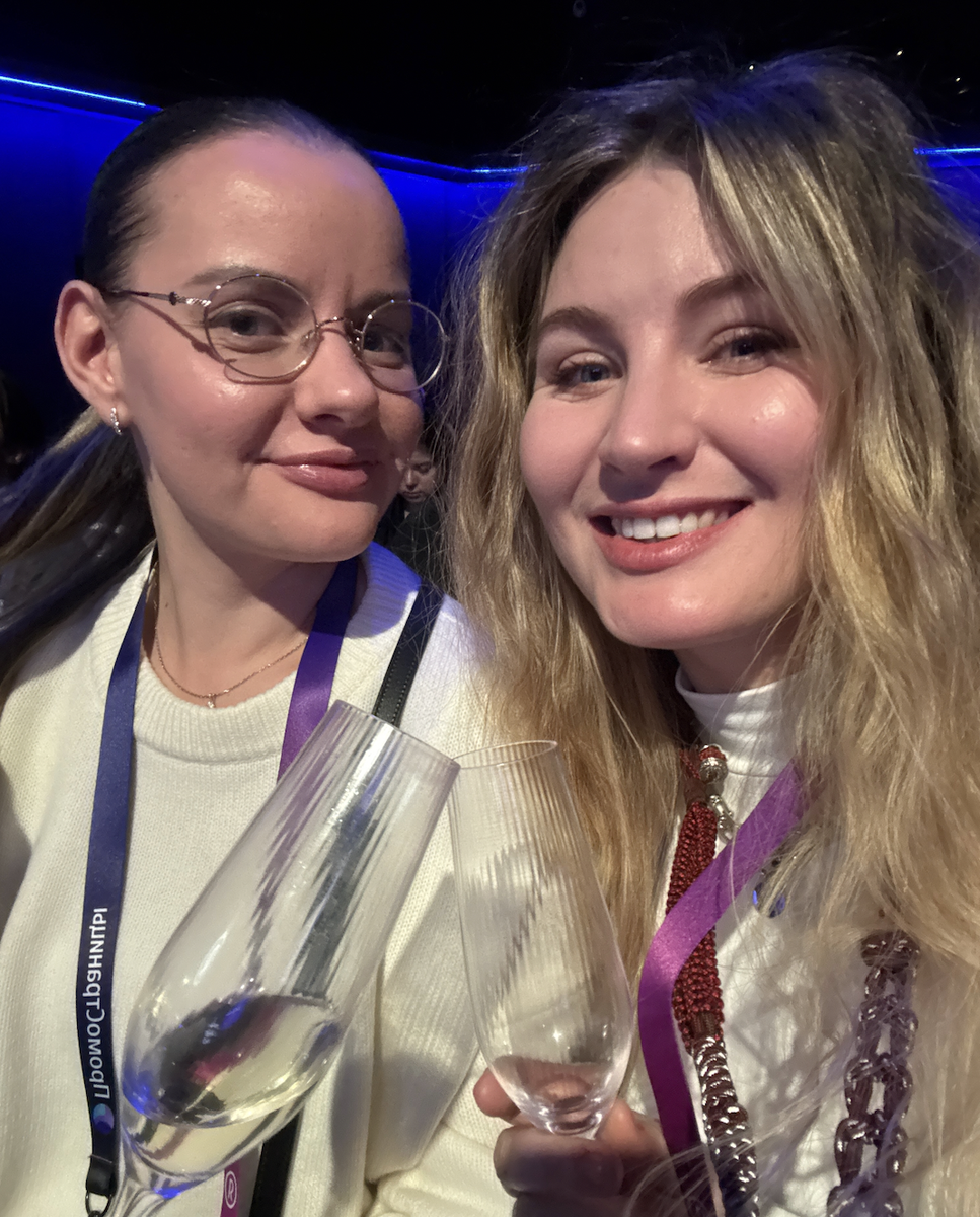 Совместила приятное с полезным: выбралась на рабочее мероприятие вместе с подругой детства