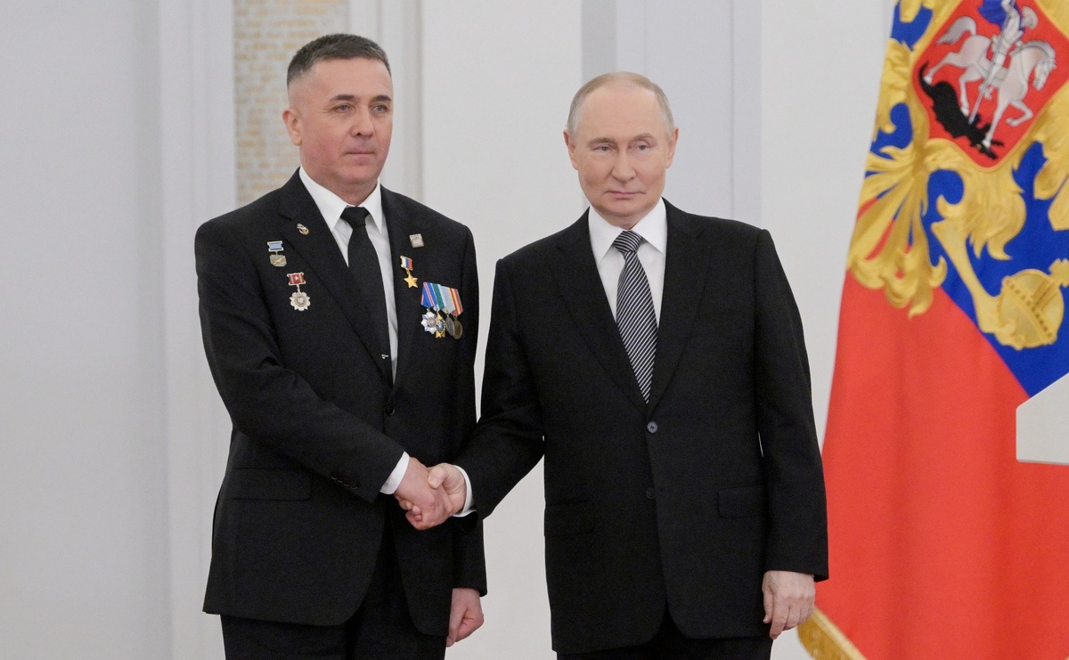 Андрей Шишов и Владимир Путин на церемонии присвоения звания «Герой России»