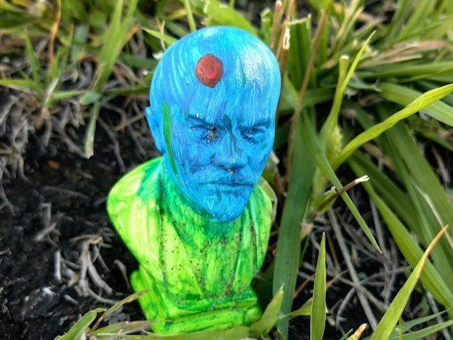 Такое мне, например, как-то встретилось. В Северной Корее в отношении Ким Ир Сена подобное категорически порицается. 