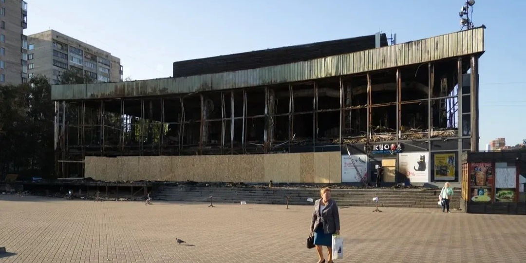 Незаконные ларьки у сгоревшего кинотеатра «Слава» обязали демонтировать до конца июля