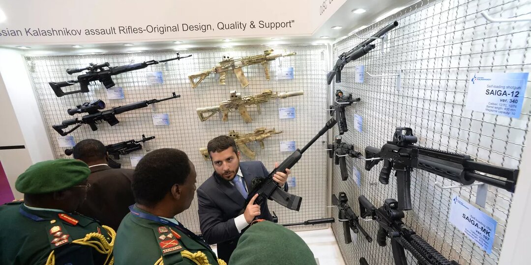 Запад в панике от «тихой» поставки: правда о том, кто стал таинственным покупателем тысяч АК-203, выполненных Россией досрочно