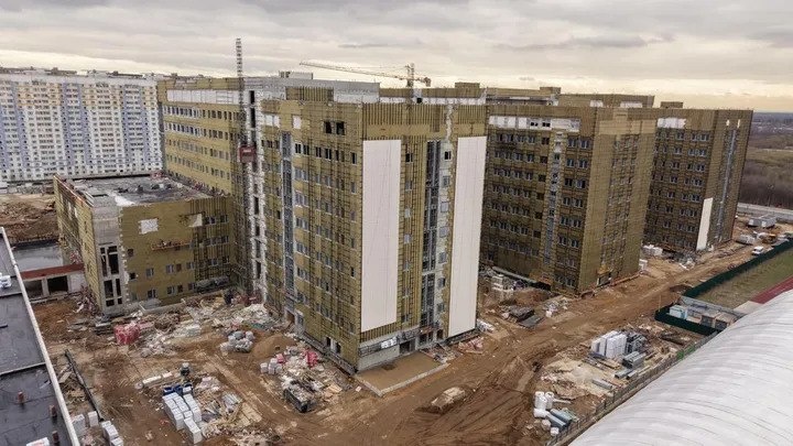 В строящейся больнице в Ольгино (Балашиха) начался монтаж фасадов