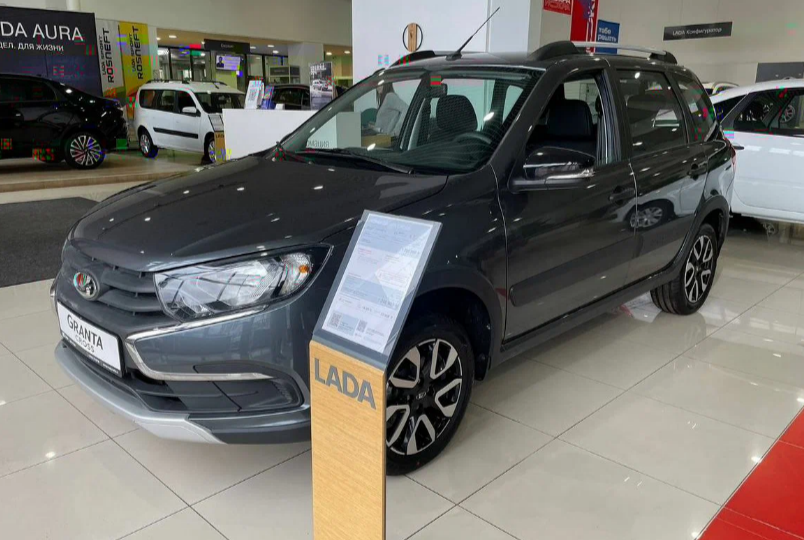 Заехал к дилеру Лада, за сколько продают Cross Гранту лифтбек и универсал?