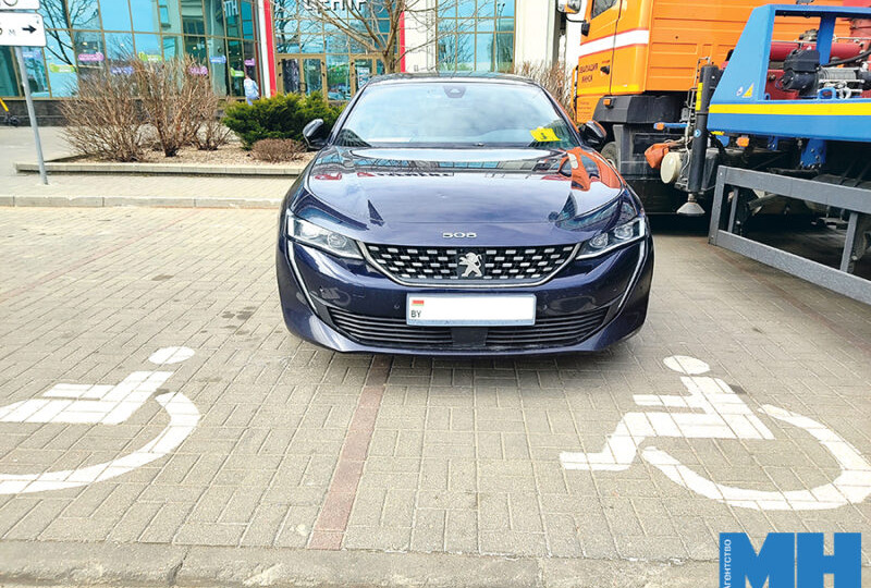 От ТЦ — на штрафстоянку. Что грозит водителю, незаконно оставившему автомобиль на месте для инвалида