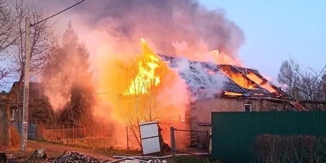 В Новгородской области 19 апреля сгорел один дом и два остались без крыши