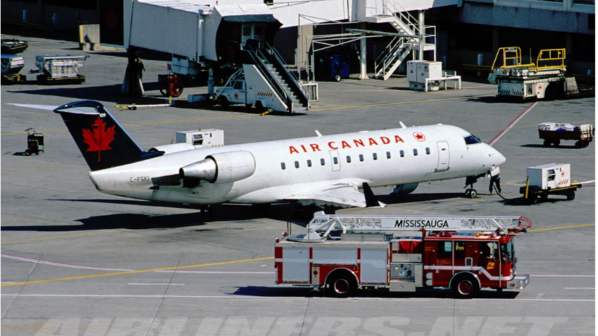 C-FSKI, самолет Air Canada Bombardier CRJ-100, попавший в аварию. Фото: Роберт М. Кэмпбелл