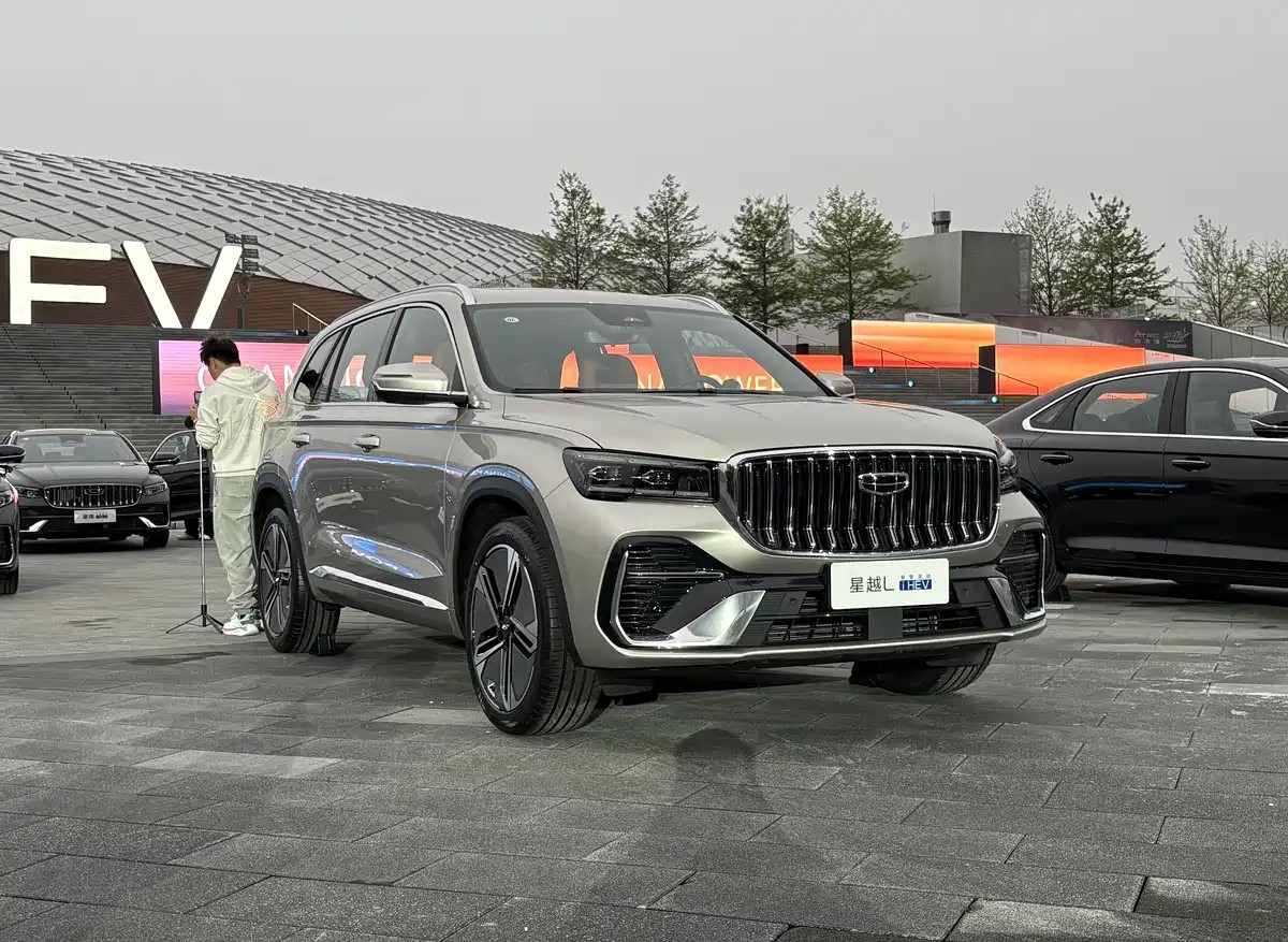 Новый кроссовер Geely Monjaro с гибридной силовой установкой