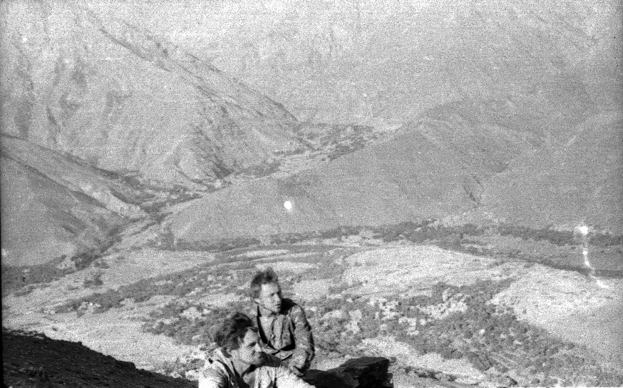 Панджшер, 1984 год пр-к Рушелюк и ст.л-т Рязанов на фоне вида с Пятнадцатого поста на Руху.