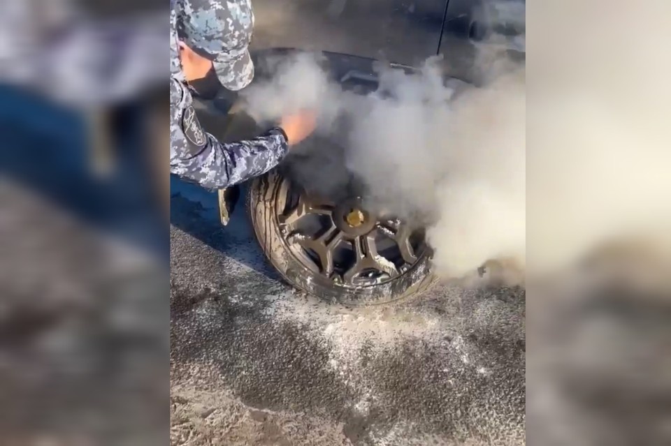    Росгвардейцы потушили загоревшуюся машину на улице Деева в Ульяновске | ФОТО: Управление Росгвардии по Ульяновской области