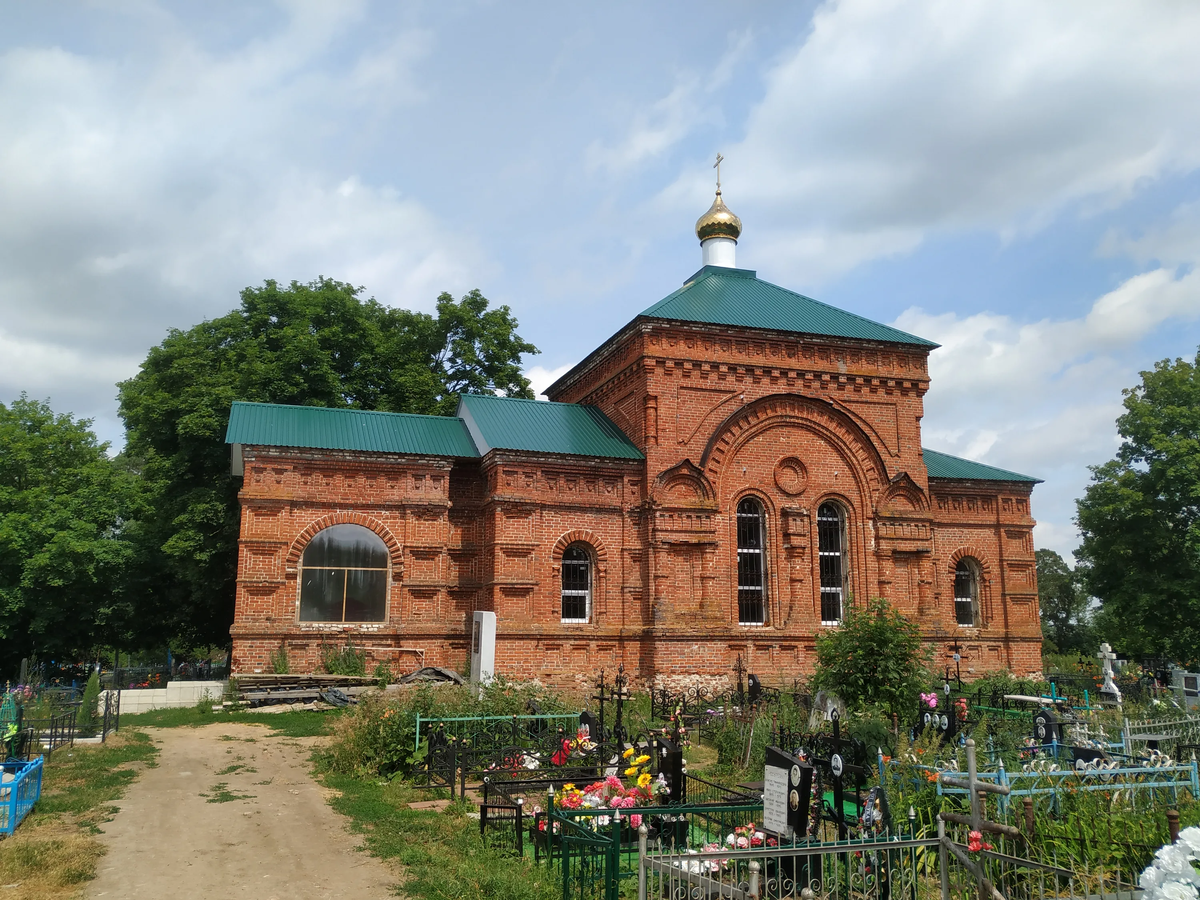 фото автора (из личного архива) Верхний Ломов. Здесь упокоились мои предки.