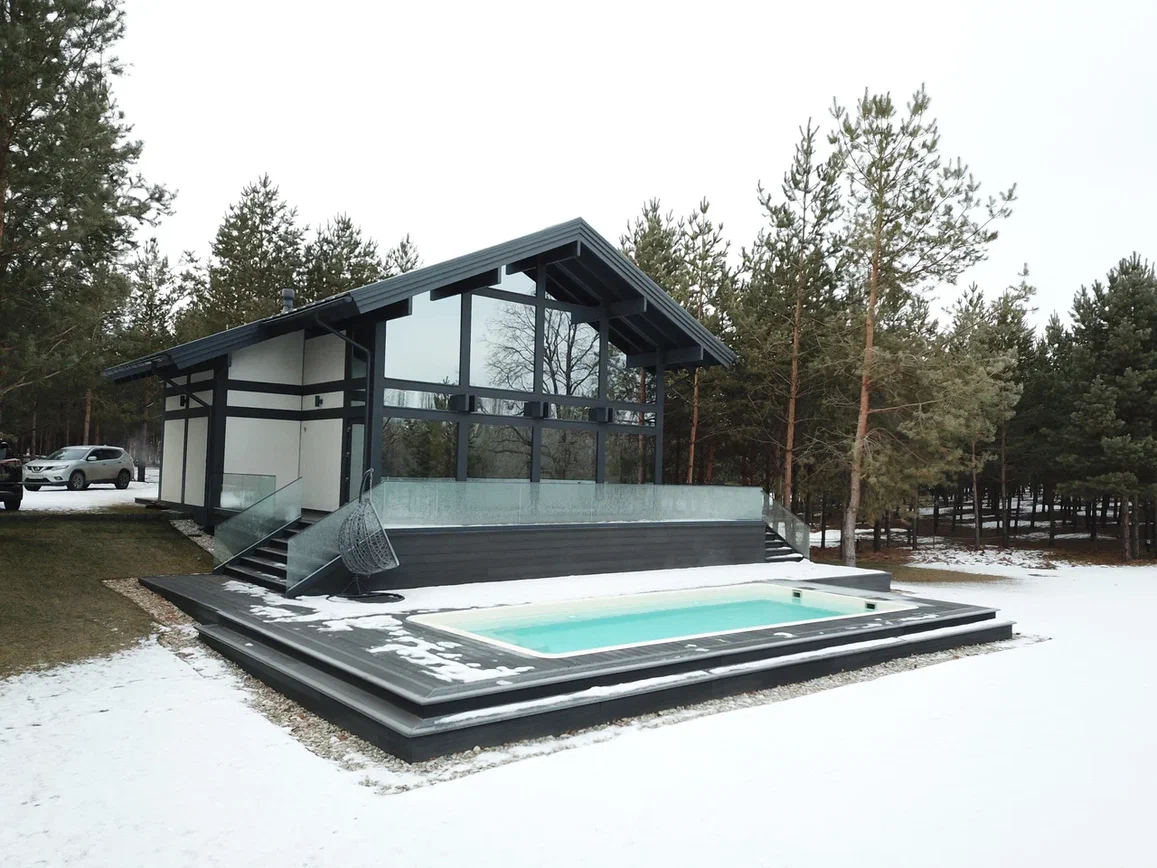 Мужчина построил дом на своем участке, но суд приказал его снести