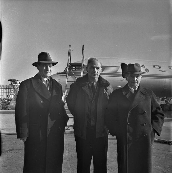 Главный конструктор самолета «Ил-18» Виктор Никифорович Бугайский, летчик-испытатель Владимир Константинович Коккинаки и советский авиаконструктор Сергей Владимирович Ильюшин на фоне самолета «Ил-18». Дмитрий Козлов, 1957 - 1958 год, г. Москва, МАММ/МДФ.
