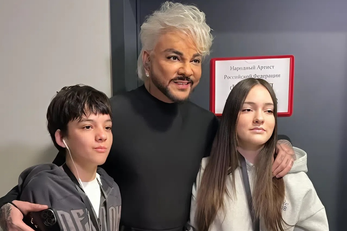 Филипп Кирокров с сыном Мартином и дочерью Аллой-Викторией. Фото: соцсети