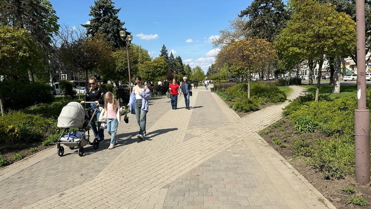 Несмотря на прохладный апрель, зелени много, людей красивых тоже, и тот, кто хочет - видит красивых людей, а кто не хочет своё отражение