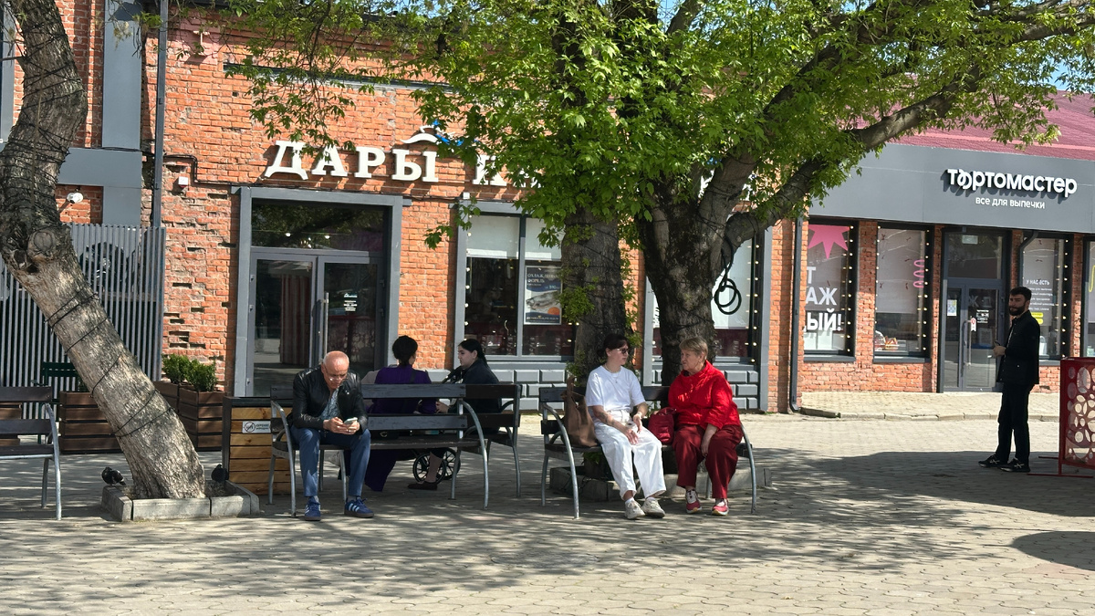 Люди в зелени в красивом городе красивые люди. Апрель 2026