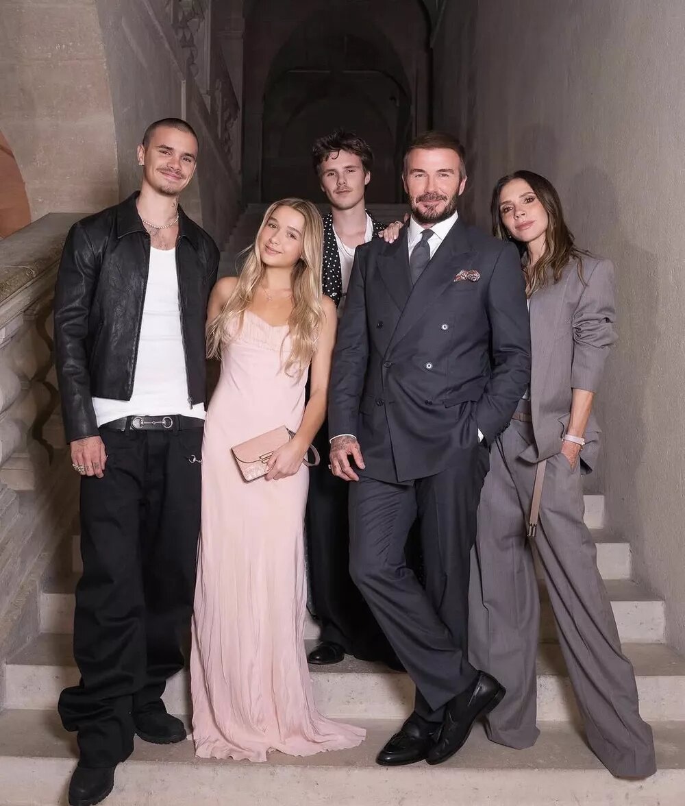 Виктория с мужем и детьми📷
