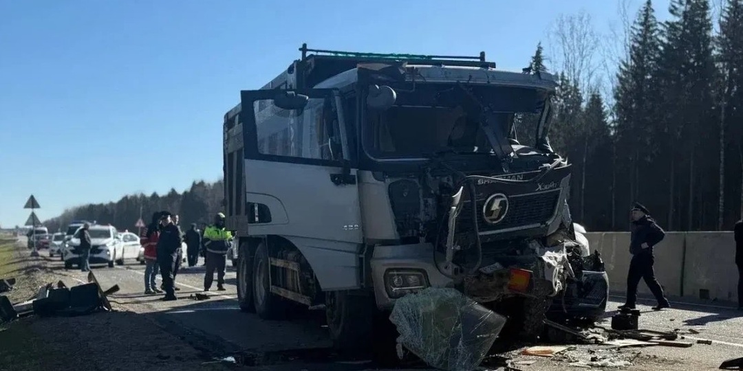 Под Петербургом у грузовика отказали тормоза: 13 человек пострадали