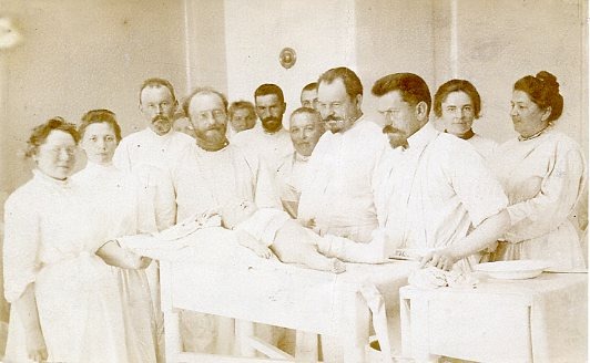 На фото В.В. Вересаев в хирургическом отделении Тамбовской больницы. 1904 г. Фото с сайта Дома-музея В.В. Вересаева в Туле