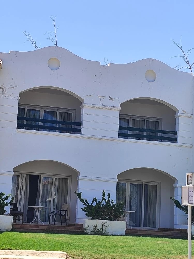 Отель Jaz Sharm Dreams имеет супервыигрышное расположение. Не на первой линии, но тем не менее. И что в итоге? А в итоге корпуса буквально разваливаются, а персоналу пофиг. Отдыхающие-то все равно найдутся