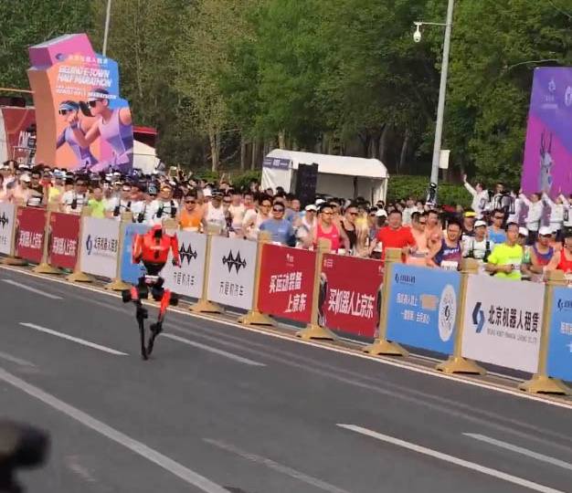 Двойная жизнь Китая: роботы-гуманоиды и мытьё ног в чае