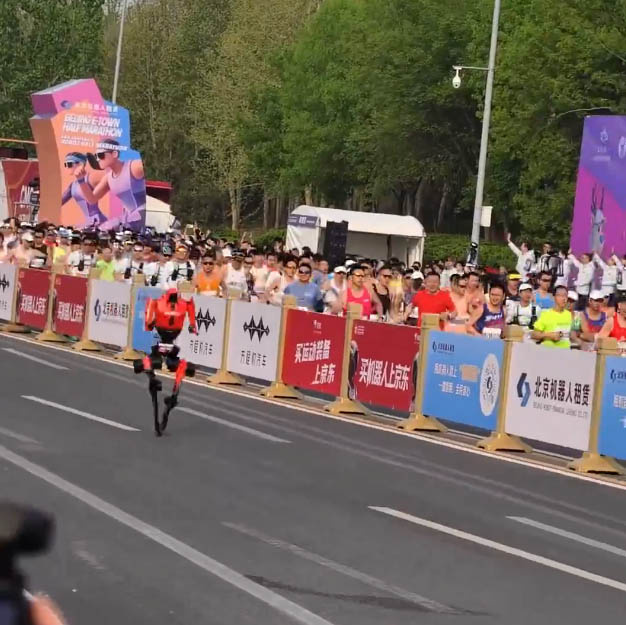 Стоп-кадр видео. Видно, что трасса разграничена. Людей - толпы!