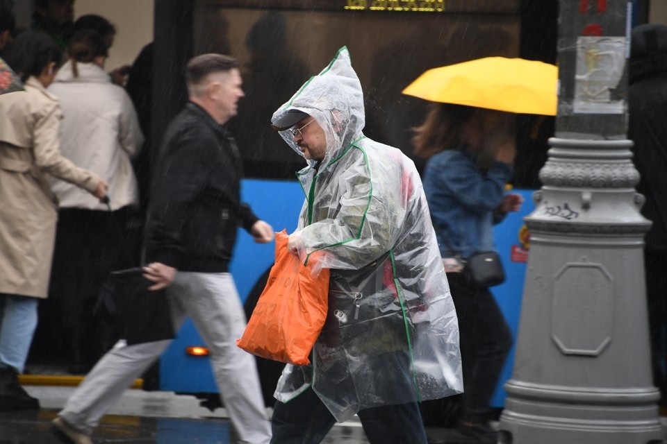    Выходя из дома, стоит брать с собой зонтик или дождевик. Иван МАКЕЕВ