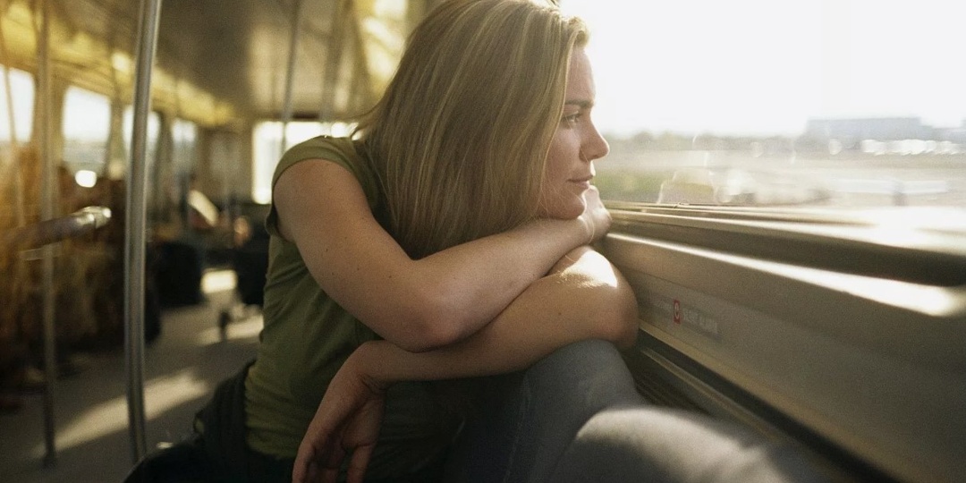 Я сразу заметила её — в переполненном автобусе она сидела у окна и будто смотрела не на улицу, а куда-то внутрь себя.