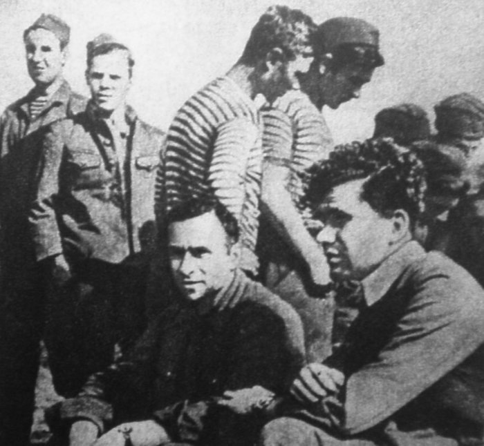 Виктор Леонов с сослуживцами