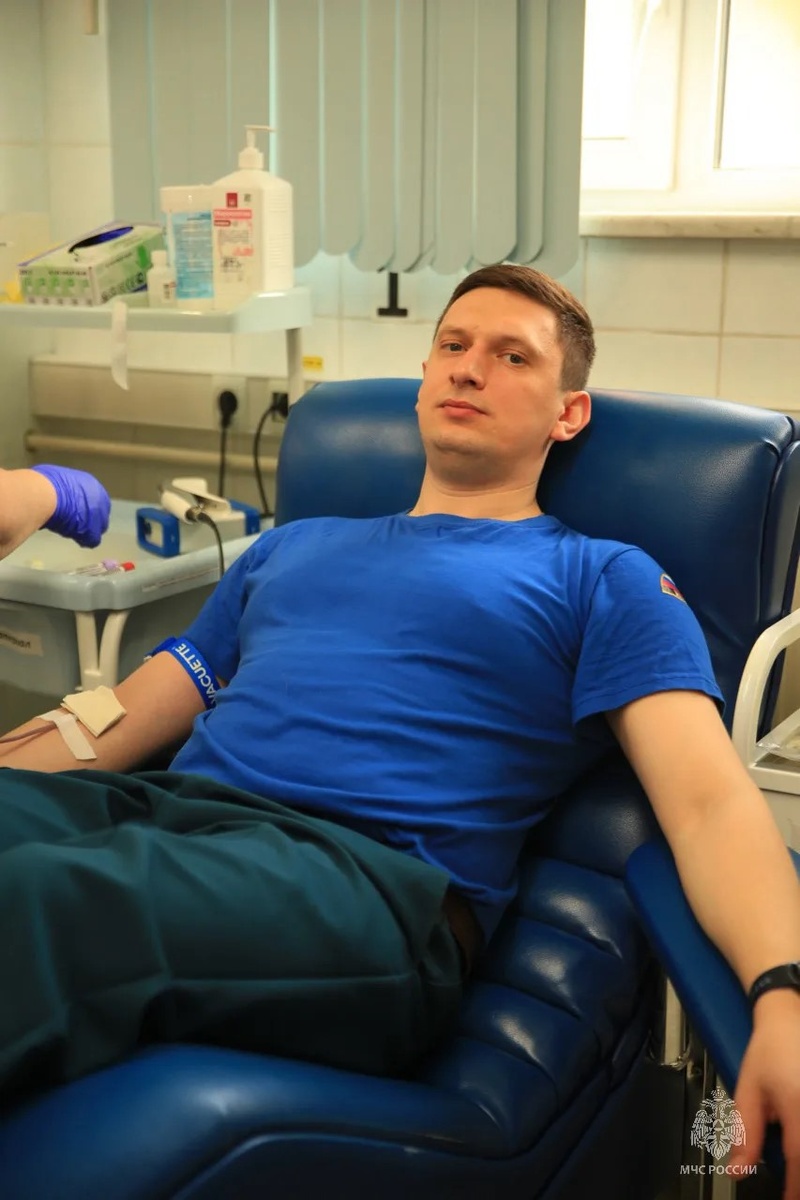 Сотрудник Главного управления МЧС России по Югре во время сдачи крови