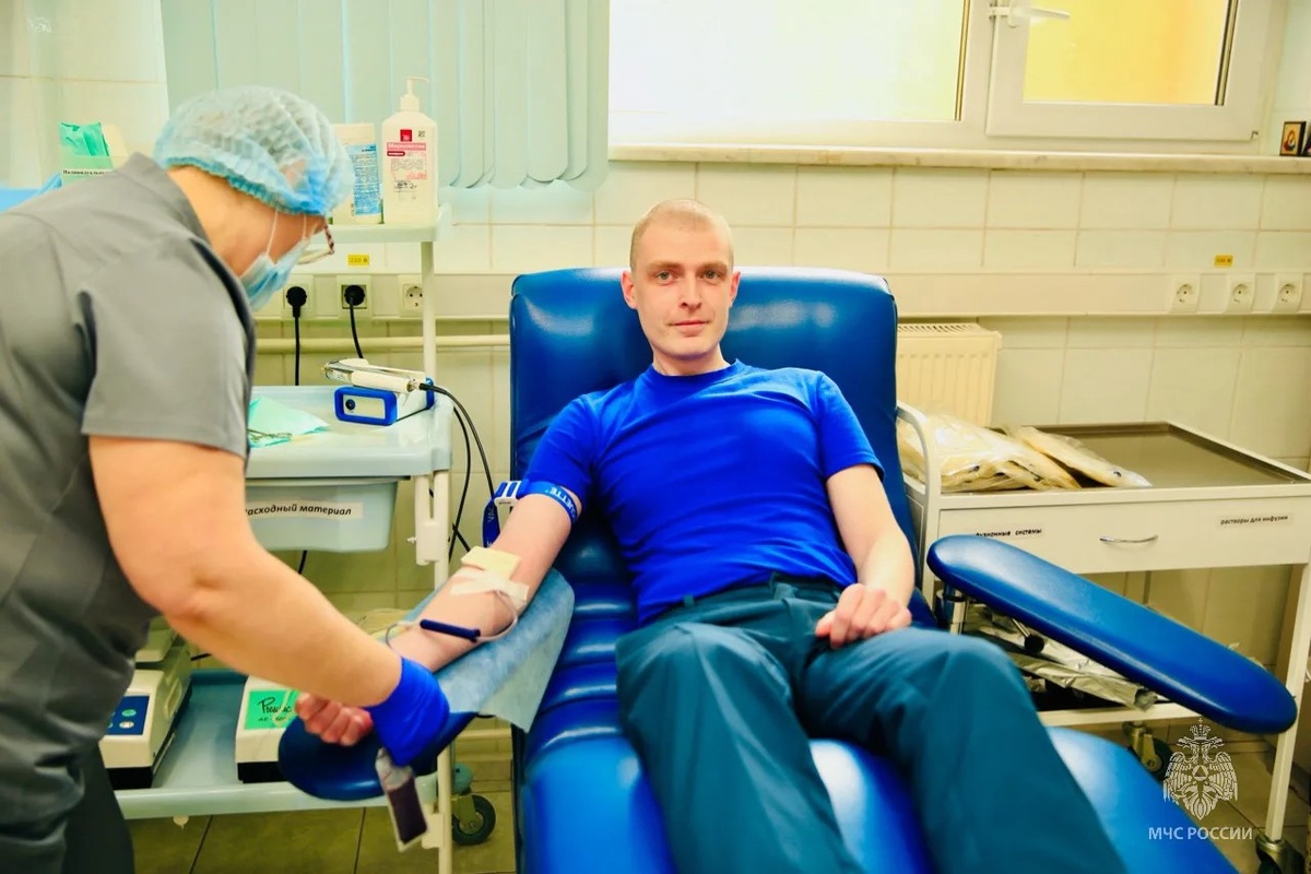 Сотрудники Главного управления МЧС России по Югре во время сдачи крови