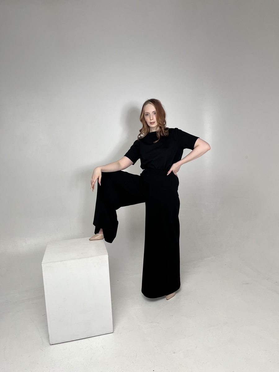 Палаццо хорошо сочетаются с базовыми футболками