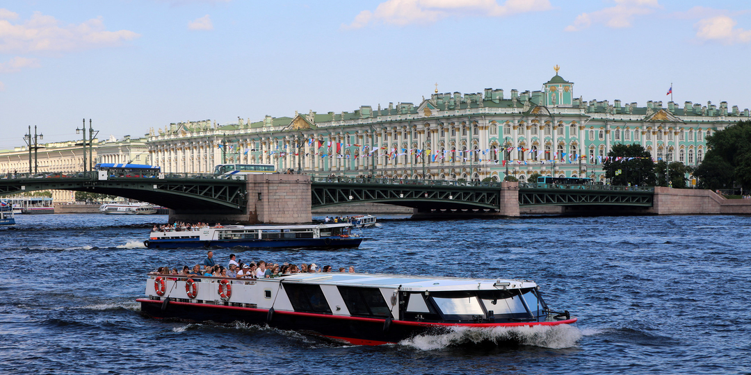 По рекам и каналам уже можно покататься на катерах. Рассказываем, как изменилась стоимость водных прогулок, и какие новые маршруты появились
