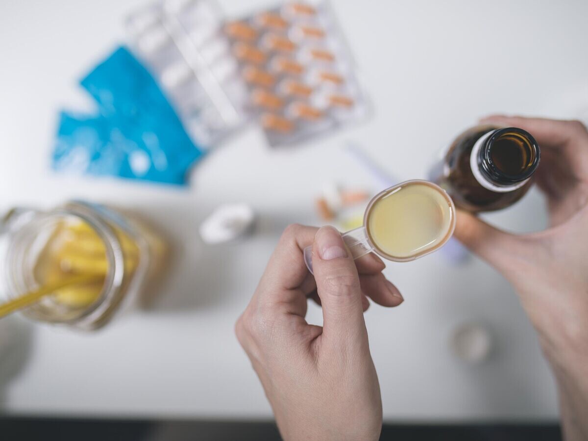    Микстура от мокроты | © iStock.com / DusanManic