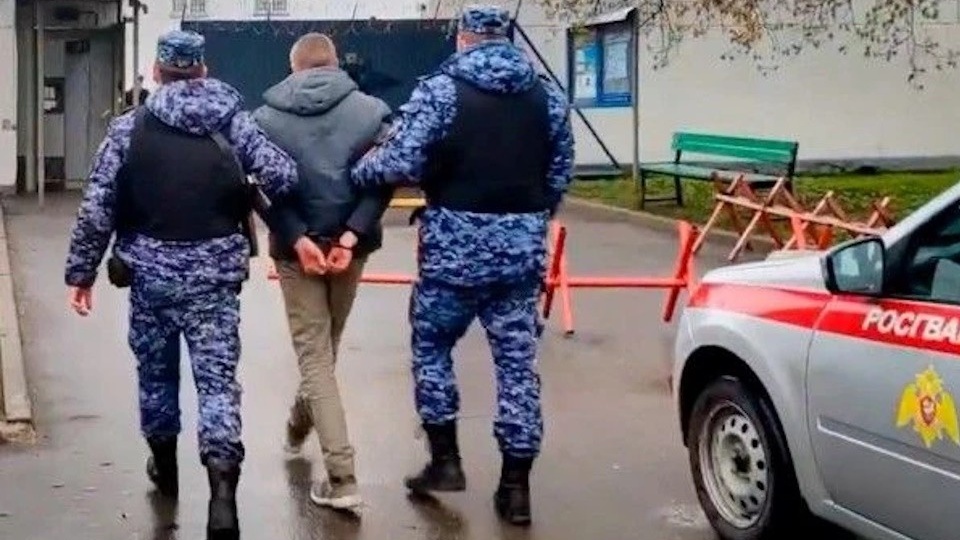 На западе Москвы росгвардейцы поймали грабителя, выхватившего сумочку у прохожей